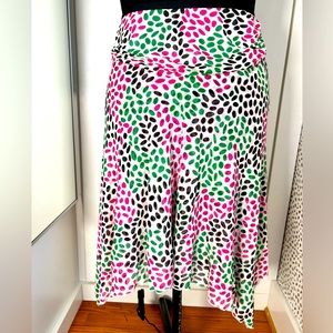 Diane von Furstenberg 100% silk polka dot skirt with side ruching. Size 10.
